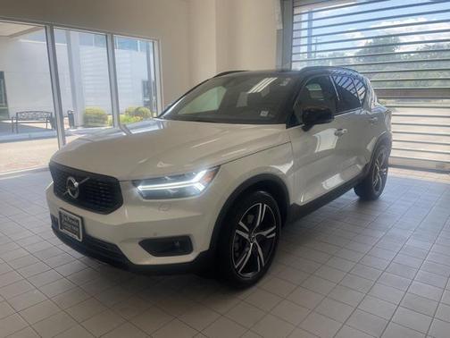 2022 Volvo XC40 T5 R-Design
