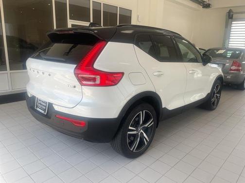 2022 Volvo XC40 T5 R-Design