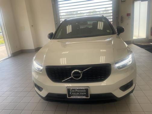 2022 Volvo XC40 T5 R-Design