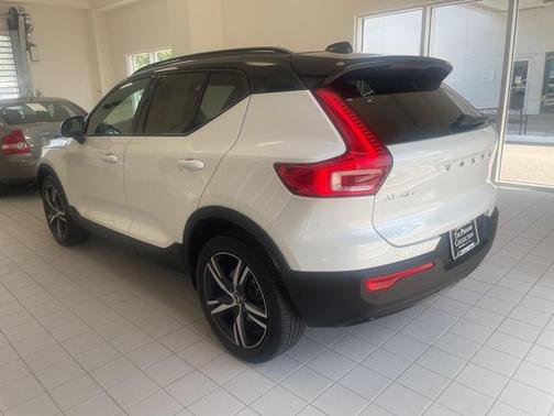 2022 Volvo XC40 T5 R-Design