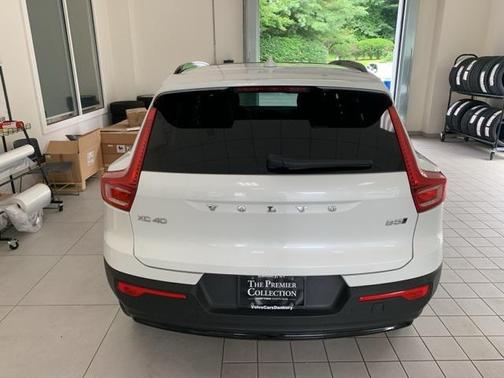 2023 Volvo XC40 B5 Plus Dark Theme