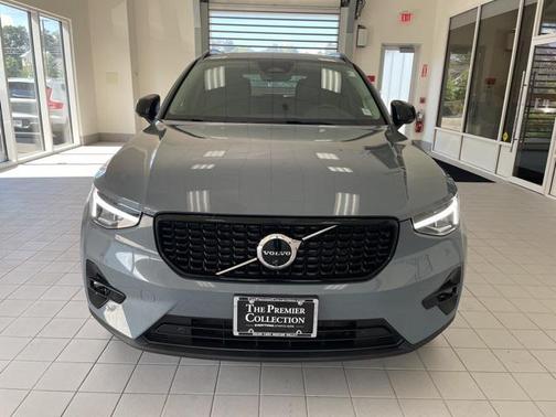 2023 Volvo XC40 B5 Plus Dark Theme