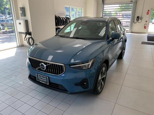 2023 Volvo XC40 B5 Plus Bright Theme