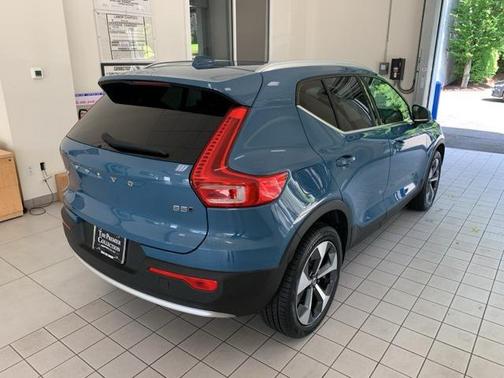 2023 Volvo XC40 B5 Plus Bright Theme