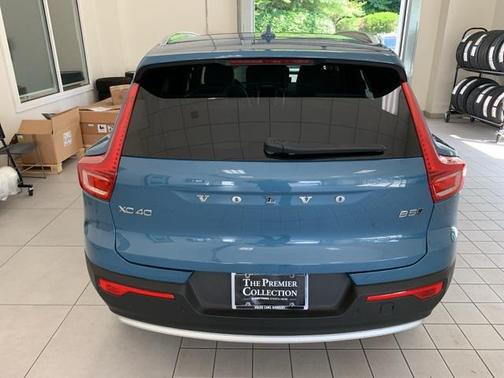 2023 Volvo XC40 B5 Plus Bright Theme