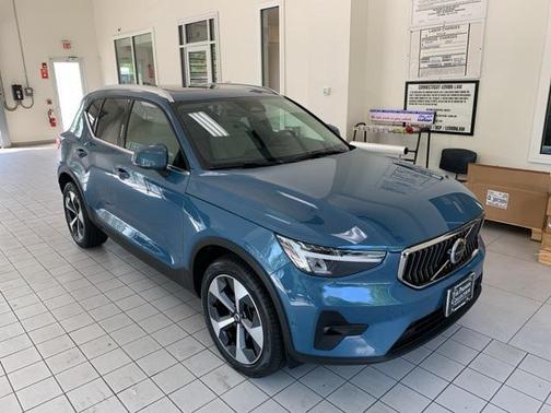 2023 Volvo XC40 B5 Plus Bright Theme