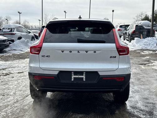 2026 Volvo XC40 Black Edition Ultra, B5 AWD Gas (mild hybrid)