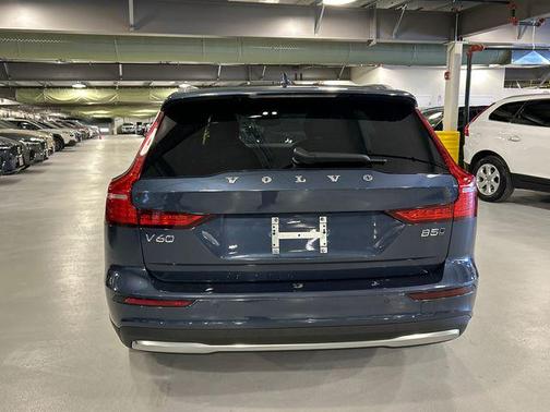 2025 Volvo V60 Cross Country Plus, B5 AWD Gas (mild hybrid)