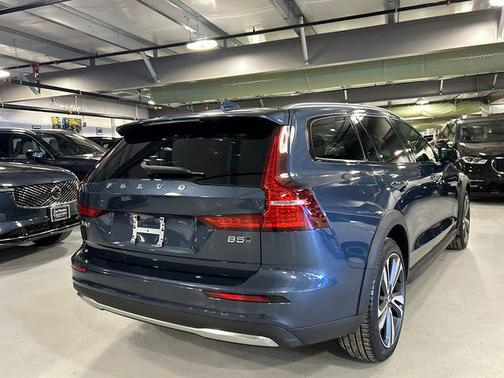 2025 Volvo V60 Cross Country Plus, B5 AWD Gas (mild hybrid)