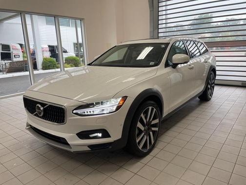 2022 Volvo V90 Cross Country B6