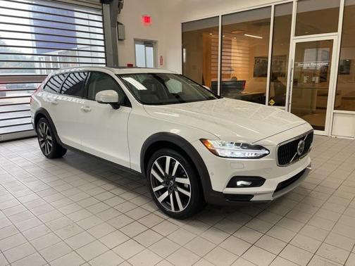 2022 Volvo V90 Cross Country B6