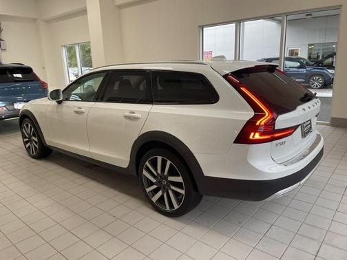 2022 Volvo V90 Cross Country B6