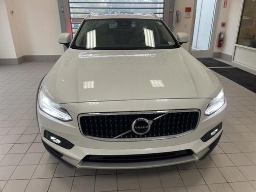 2022 Volvo V90 Cross Country B6