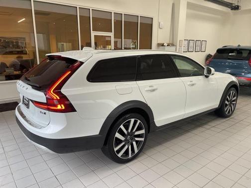 2022 Volvo V90 Cross Country B6