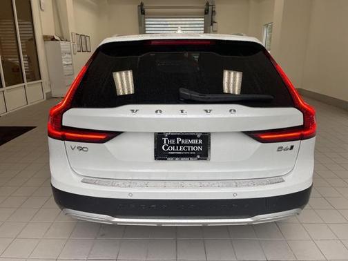 2022 Volvo V90 Cross Country B6