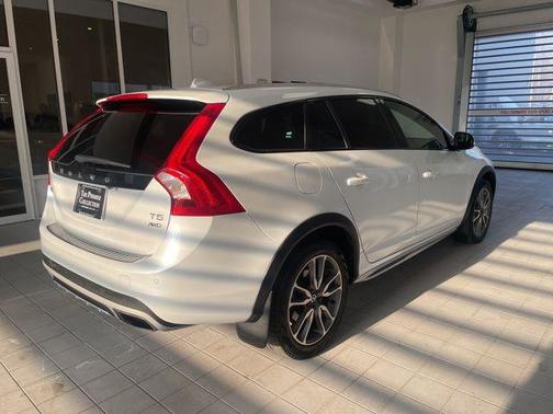 2017 Volvo V60 Cross Country T5