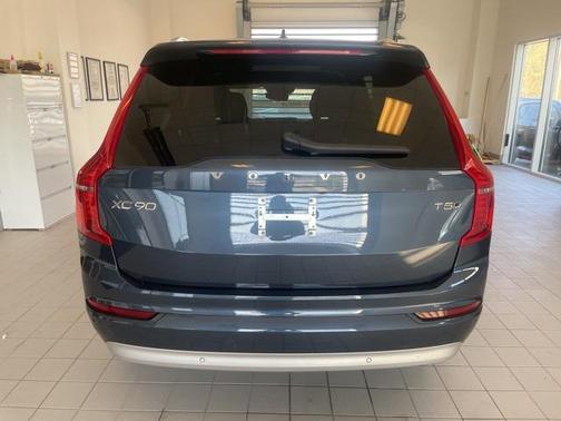 2022 Volvo XC90 T5 Momentum
