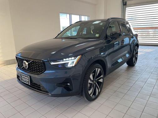 2026 Volvo XC40 Plus, B5 AWD Gas (mild hybrid), Dark