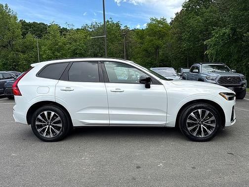 Crystal White 2024 Volvo XC60 Core