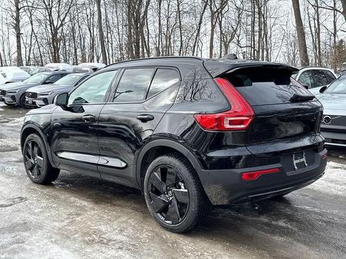 2026 Volvo XC40 Black Edition Ultra, B5 AWD Gas (mild hybrid)