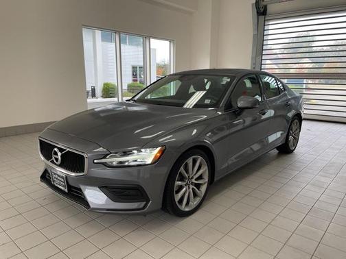 2020 Volvo S60 T6 Momentum