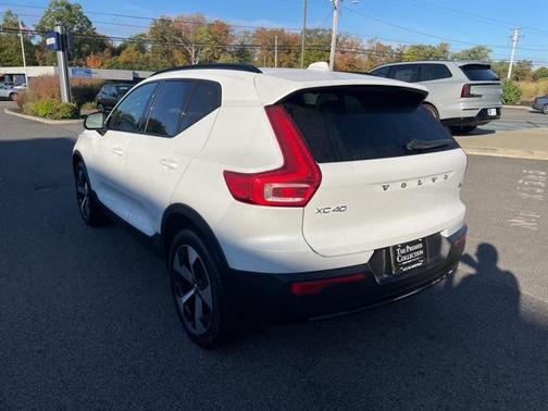 2023 Volvo XC40 B5 Plus Dark Theme
