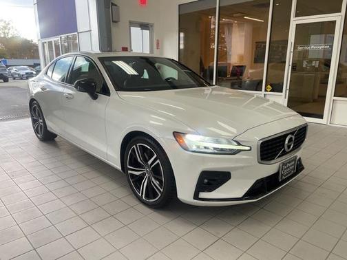 2019 Volvo S60 T6 R-Design