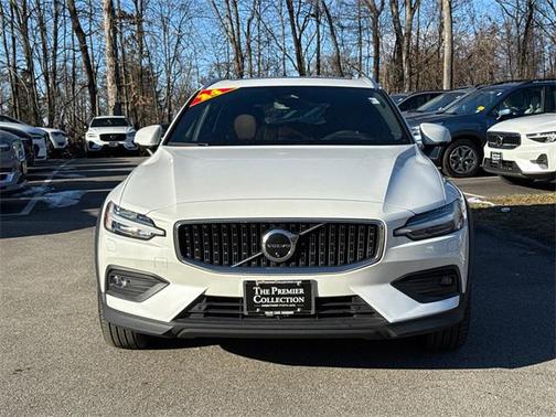 2024 Volvo V60 Cross Country B5 Ultimate