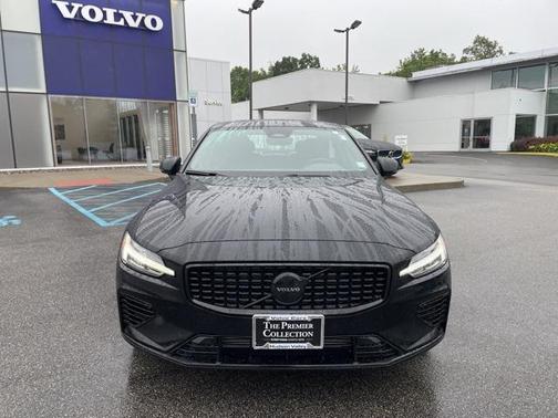 2023 Volvo S60 Recharge Plug-In Hybrid T8 Core Black Edition