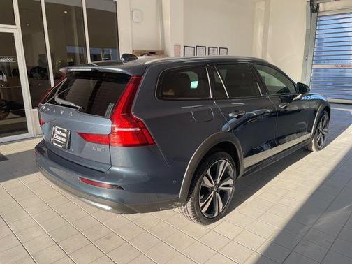 2025 Volvo V60 Cross Country Plus, B5 AWD Gas (mild hybrid)