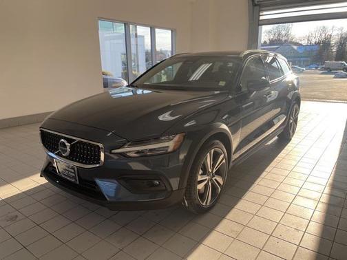 2025 Volvo V60 Cross Country Plus, B5 AWD Gas (mild hybrid)