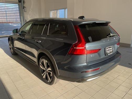 2025 Volvo V60 Cross Country Plus, B5 AWD Gas (mild hybrid)