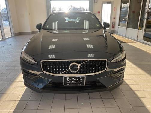 2025 Volvo V60 Cross Country Plus, B5 AWD Gas (mild hybrid)