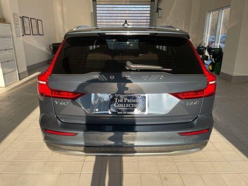 2025 Volvo V60 Cross Country Plus, B5 AWD Gas (mild hybrid)