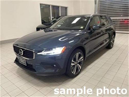 2025 Volvo V60 Cross Country Plus, B5 AWD Gas (mild hybrid)