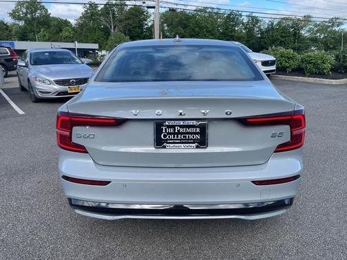 2024 Volvo S60 B5 Core Dark Theme