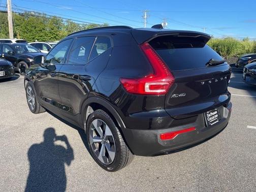 2024 Volvo XC40 B5 Core Dark Theme