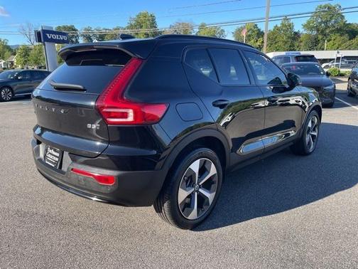 2024 Volvo XC40 B5 Core Dark Theme