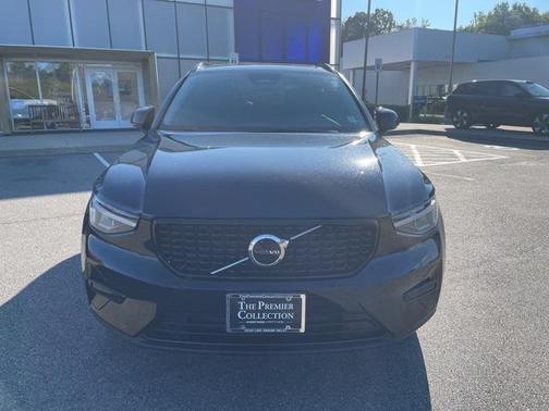 2024 Volvo XC40 B5 Core Dark Theme