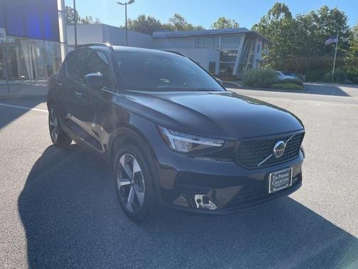 2024 Volvo XC40 B5 Core Dark Theme