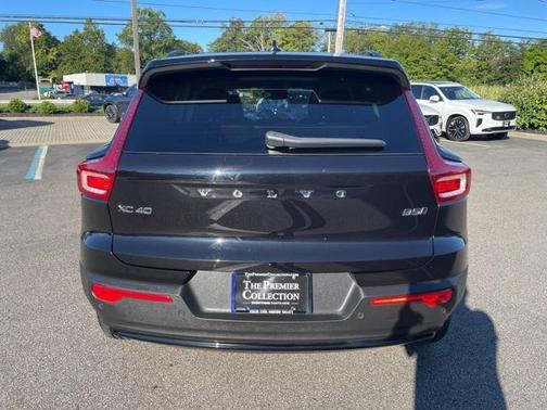 2024 Volvo XC40 B5 Core Dark Theme