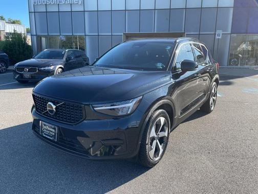 2024 Volvo XC40 B5 Core Dark Theme