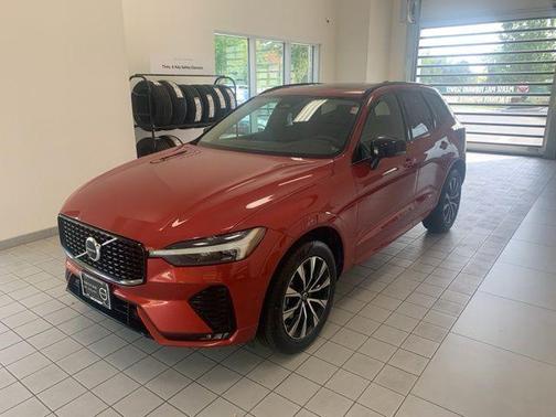 2023 Volvo XC60 B5 Plus Dark Theme