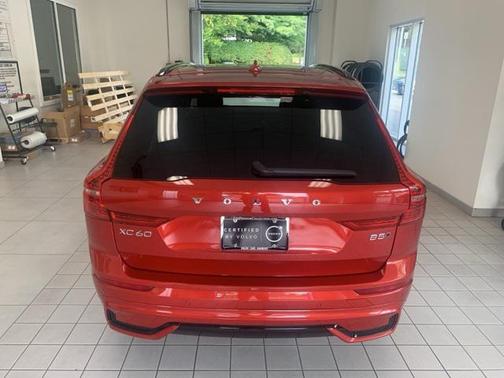 2023 Volvo XC60 B5 Plus Dark Theme