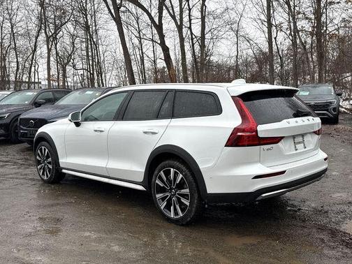 2026 Volvo V60 Cross Country Ultra, B5 AWD Gas (mild hybrid)