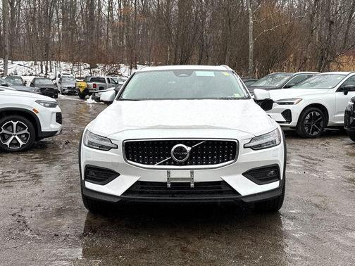 2026 Volvo V60 Cross Country Ultra, B5 AWD Gas (mild hybrid)