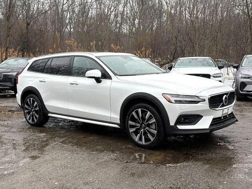 2026 Volvo V60 Cross Country Ultra, B5 AWD Gas (mild hybrid)