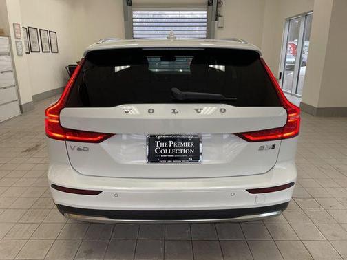 2025 Volvo V60 Cross Country Plus, B5 AWD Gas (mild hybrid)