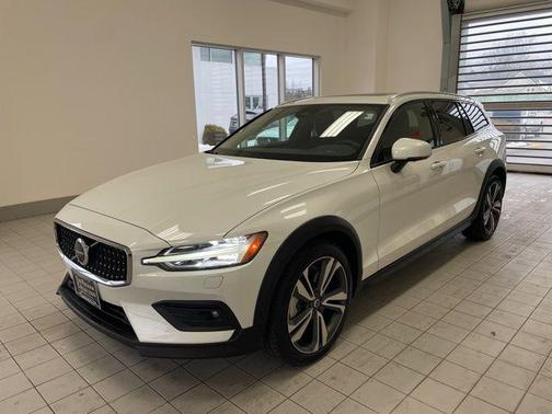 2025 Volvo V60 Cross Country Plus, B5 AWD Gas (mild hybrid)