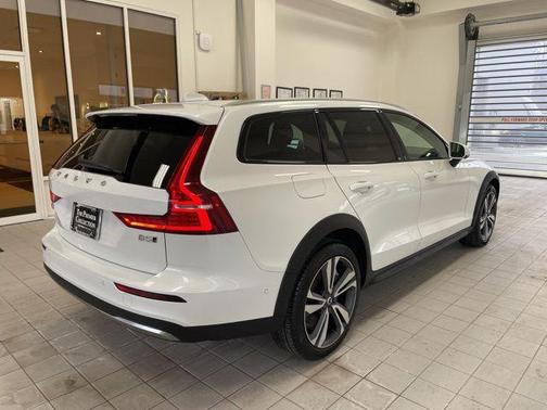 2025 Volvo V60 Cross Country Plus, B5 AWD Gas (mild hybrid)